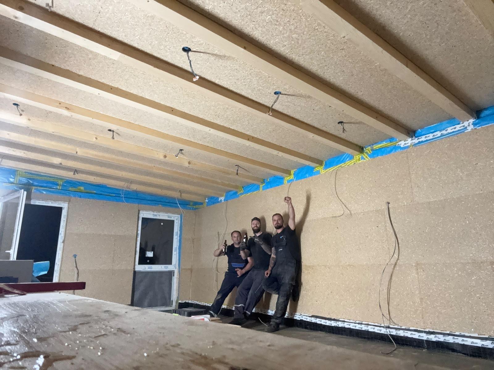 Fleißige Helfer beim Innenausbau Strom und Dämmung